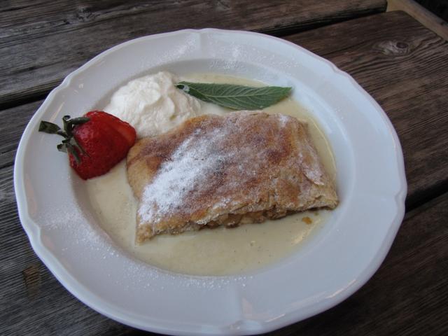 Apfelstrudel mit Vanillesauce