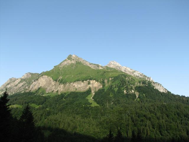 Blick auf die andere Seeseite zum Fluebrig. Der liegt schon an der Sonne