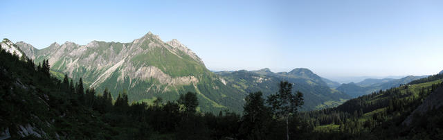 Breitbildfoto von Mutteri 1660 m.ü.M. aus gesehen, Richtung Fluebrig Massiv und Wägitalersee