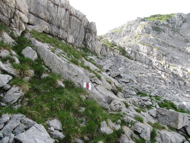 der Bergpfad führt rechts am Rund Chopf vorbei