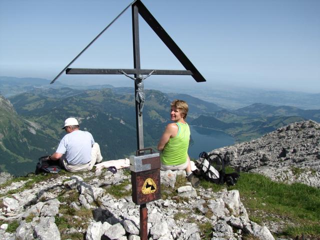 Mäusi ist von der Aussicht begeistert. 6 Seen sind vom Mutteristock ersichtlich