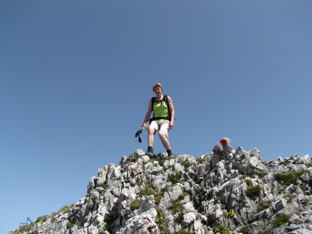 Mäusi beim Abstieg vom Gipfel. Die einzige ausgesetzte Stelle der ganzen Wanderung