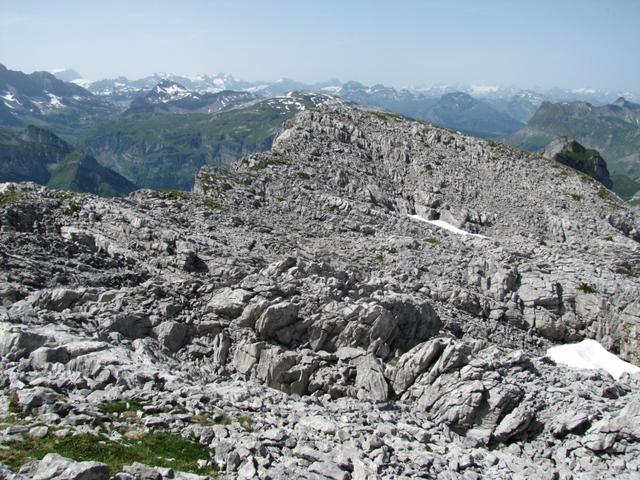 über ausgedehnte Karrenfelder geht es auf den gleichen Weg nun abwärts