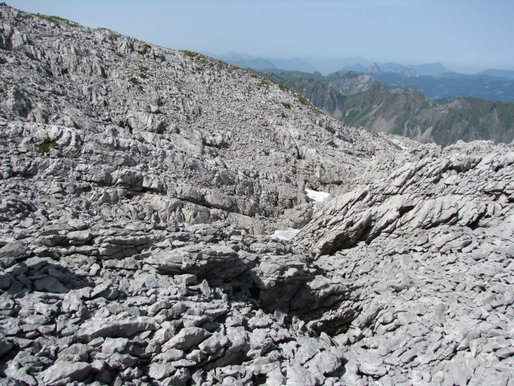 über sehr zerklüftete Stein- und Felsbrocken führt der Weg abwärts