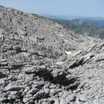 über sehr zerklüftete Stein- und Felsbrocken führt der Weg abwärts