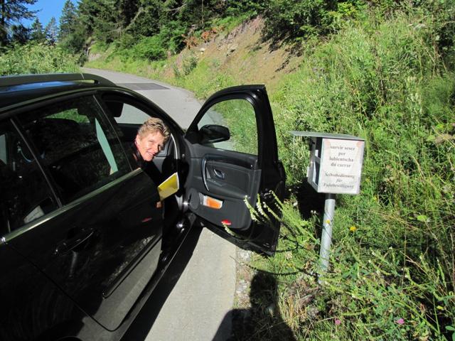 Mäusi holt sich die Fahrbewilligung um von Schlans, nach Alp da Schlans Sut zu fahen