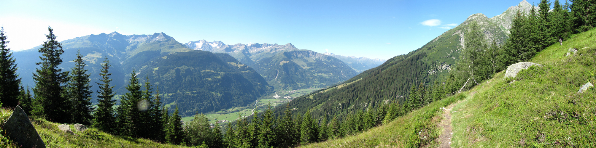 Breitbildfoto auf die Surselva bei Punkt 1743 m.ü.M.