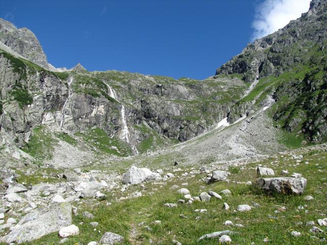 Blick zum Talabschluss der Val Punteglias. Rechts davon führt der Bergpfad zu Camona da Punteglias