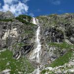 ein schöner Wasserfall kann während dem Wandern bewundert werden. Wasser vom Puntegliasgletscher