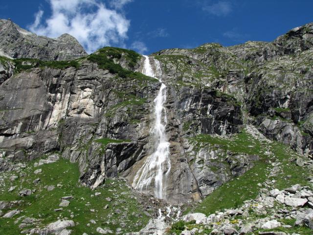 ein schöner Wasserfall kann während dem Wandern bewundert werden. Wasser vom Puntegliasgletscher