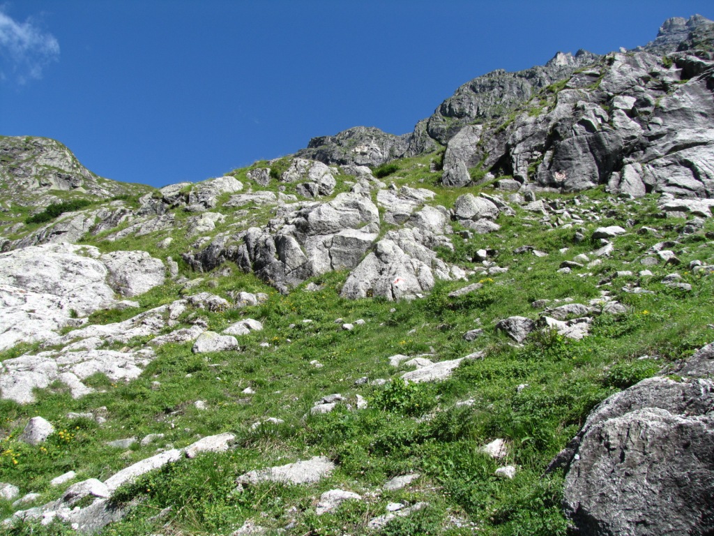 über steile Grashänge führt der Pfad aufwärts