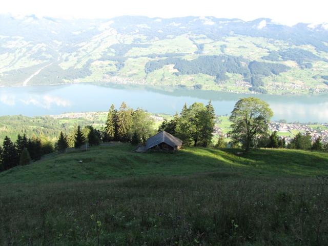 Blick runter zur Alphütte von Helletsebnet und die Strasse nach Flüeli-Ranft