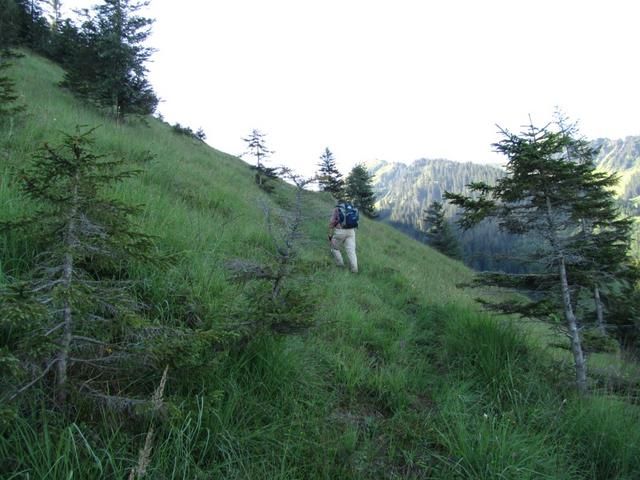 Rolf geht voraus und sucht Wegspuren