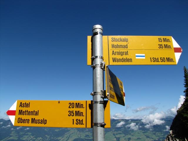 Wegweiser bei Punkt 1810 m.ü.M. es geht Richtung Arnigrat weiss-blau-weiss