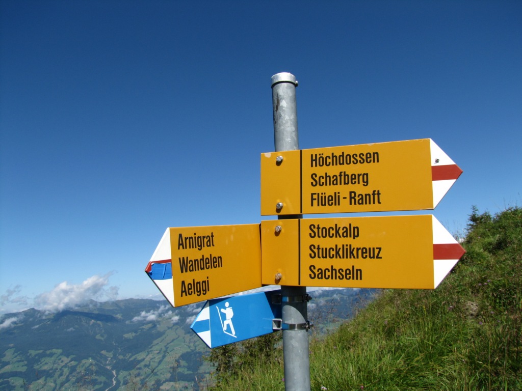 Wegweiser auf dem Grat wurde angepasst. Von hier aus, wird der Weg weiss-blau-weiss T4