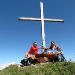 Rolf hat Bier mitgenommen. Franco und Rolf stossen auf die super Wanderung an