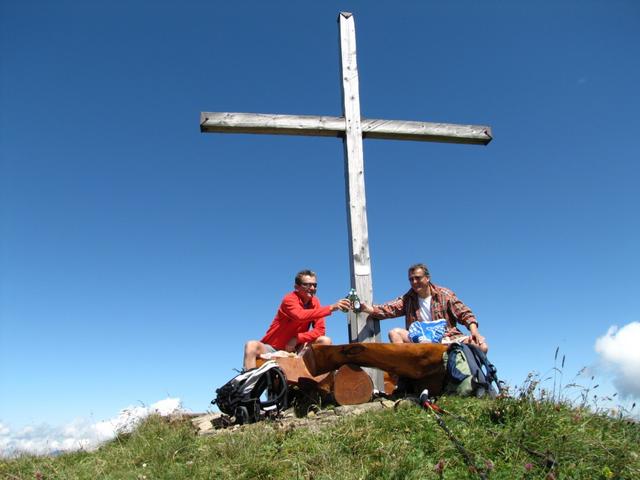 Rolf hat Bier mitgenommen. Franco und Rolf stossen auf die super Wanderung an