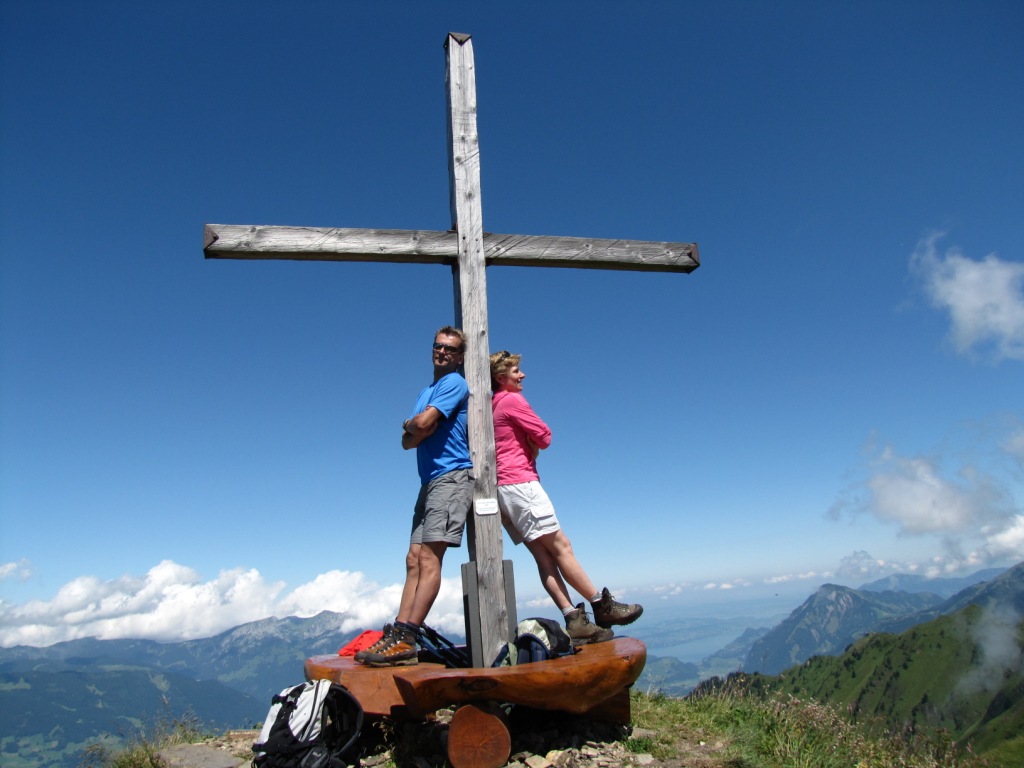 Erinnerungsfoto aufgenommen beim Gipfelkreuz. Mäusi und Franco