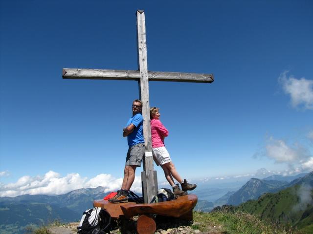 Erinnerungsfoto aufgenommen beim Gipfelkreuz. Mäusi und Franco