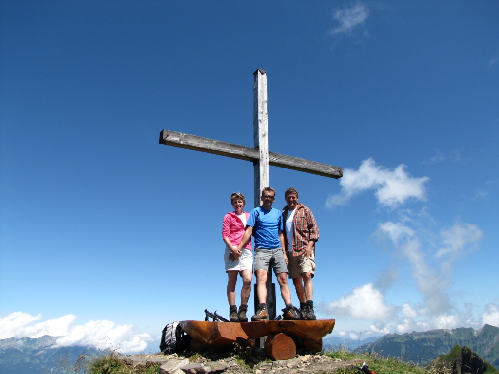 Erinnerungsfoto aufgenommen beim Gipfelkreuz. Mäusi, Rolf und Franco