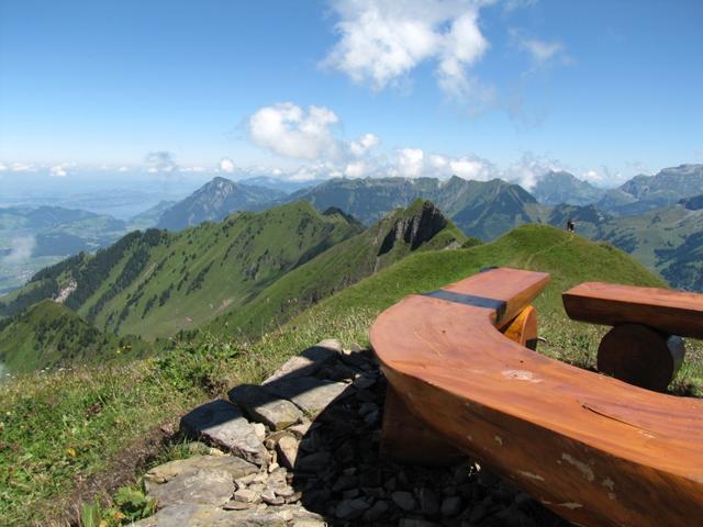 was für eine Aussicht. Die schönste Bank bei einem Gipfelkreuz, das wir je gesehen haben