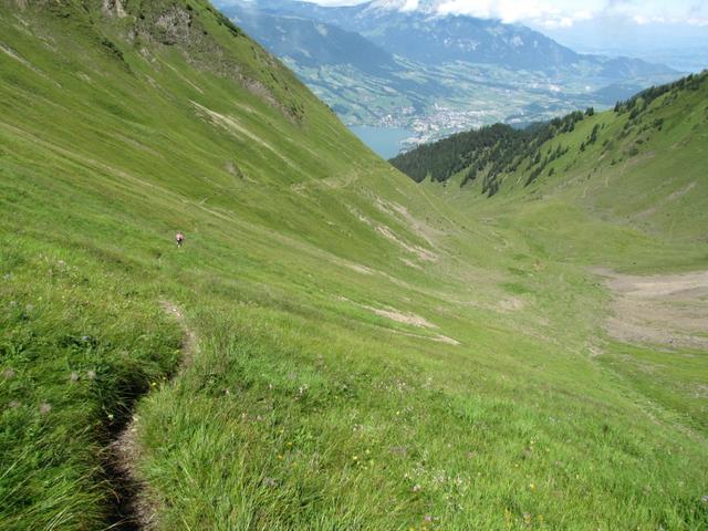 über ein steiler Bergpfad, geht es abwärts ins Mettental