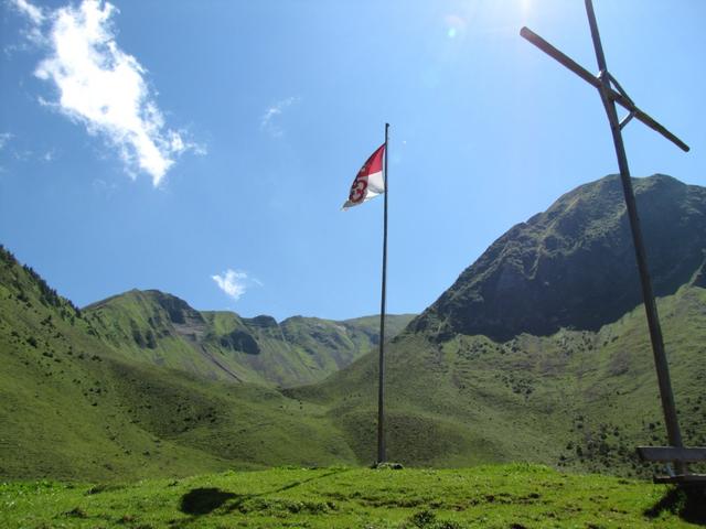 Aussichtspunkt im Mettental 1579 m.ü.M. mit Blick ins Mettental und Arnigrat