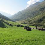 Blick zurück ins Dörfji, Talstation der Pischa Bergbahnen und der Flüelapasstrasse