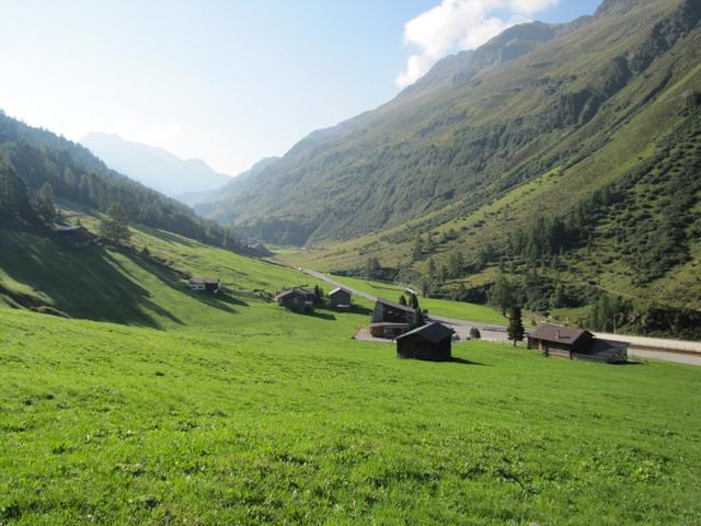 Blick zurück ins Dörfji, Talstation der Pischa Bergbahnen und der Flüelapasstrasse