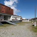 Bergstation Station Mitteltälli der Pischabahnen. Schrecklich so eine Skianlage im Sommer