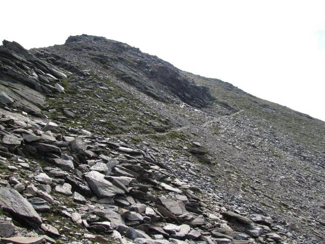 der Bergpfad der zu dieser namenslosen Kuppe führt