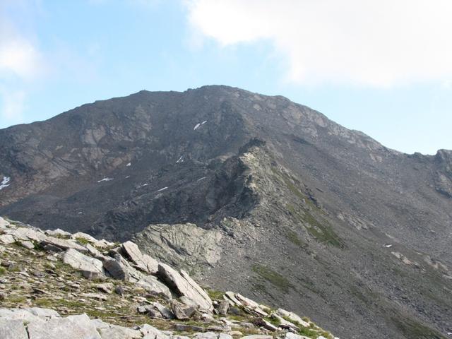 Blick von Punkt 2740 m.ü.M. zur südflanke des Pischhorn und zum Pischhorn selber. Seht ihr den Bergpfad?