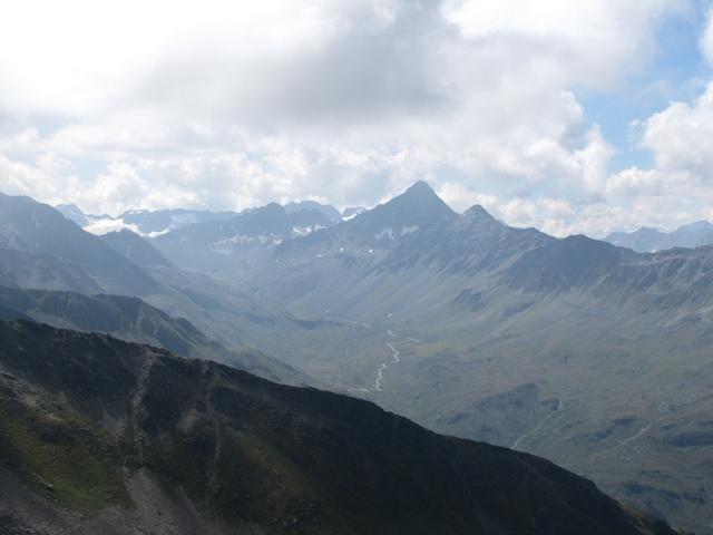 Tiefblick zur Flüelapasstrasse und zum Flüela Schwarzhorn. Unser nächstes Ziel