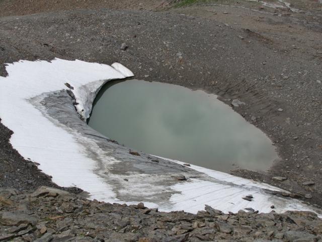 links unten uns, ein kümmerlicher Rest von einem Gletscher