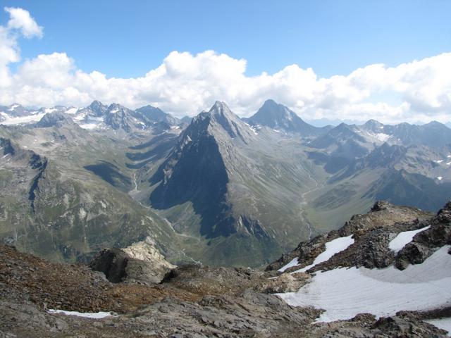 links Silvrettagletscher, danach Vernela Tal, die Unghürhörner, das Süser Tal und der Piz Linard