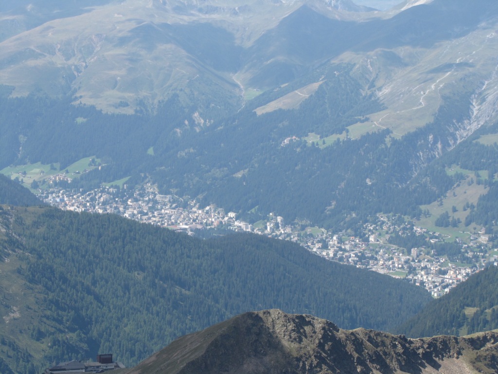 Tiefblick vom Pischahorn runter nach Davos