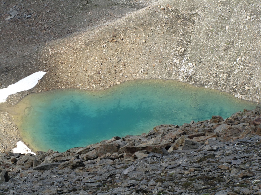 schöner Bergsee mit tiefblauer Farbe