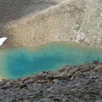 schöner Bergsee mit tiefblauer Farbe