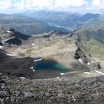 links von uns Verborgen Pischa mit den kleinen Bergseen und im Talgrund Davos