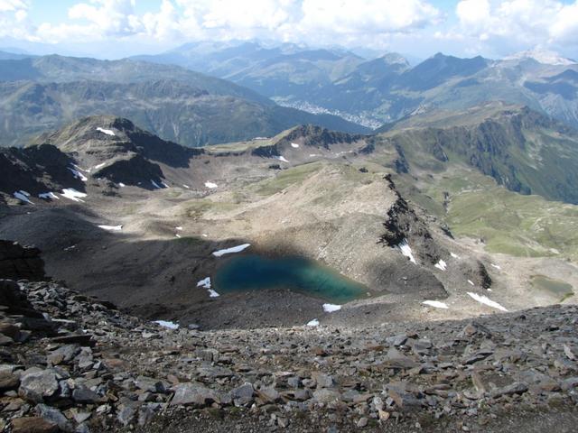 links von uns Verborgen Pischa mit den kleinen Bergseen und im Talgrund Davos