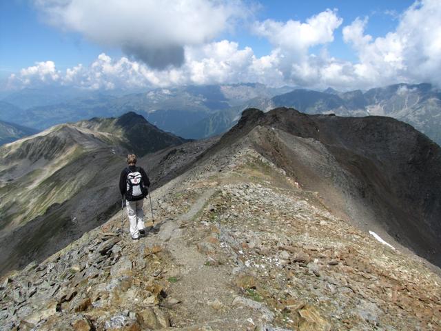 Mäusi bestaunt während dem wandern die Aussicht