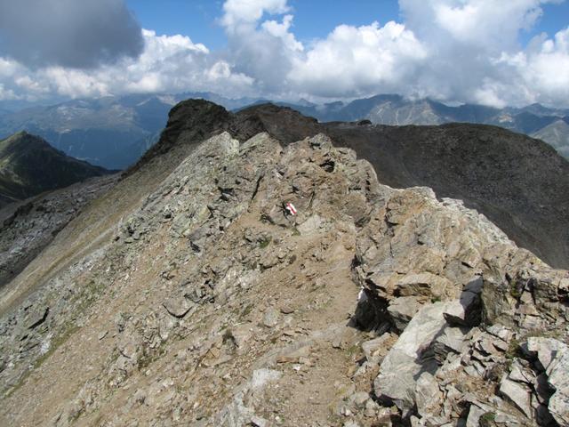 der Pfad windet sich dem Grat entlang bei Punkt 2873 m.ü.M.