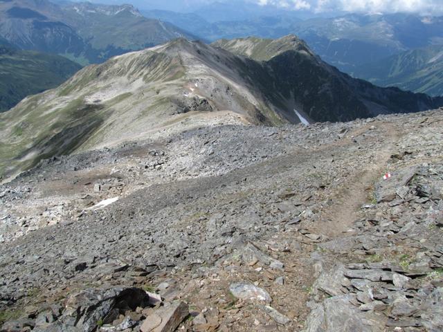 der Pfad führt weiter runter zum Punkt 2709 m.ü.M.