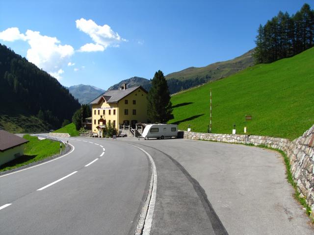 wir haben die Flüelapassstrasse beim Gasthof/Haltestelle Alpenrose 1816 m.ü.M. erreicht