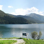 Breitbildfoto vom Davosersee mit Blick Richtung Davos