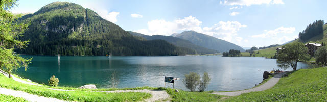 Breitbildfoto vom Davosersee mit Blick Richtung Davos