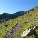 von der Flüelapassstrasse aus, steigt der Bergpfad sofort steil aufwärts