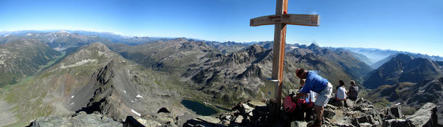 Breitbildfoto vom Flüela Schwarzhorn, mit Blick Richtung Davos