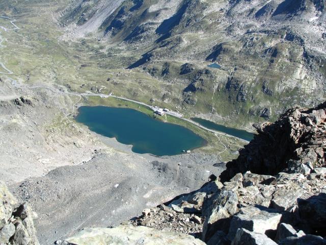 Tiefblick zum Schottensee bei der Flüellapassstrasse (Ospiz)