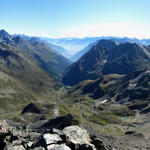 Breitbildfoto vom Flüela Schwarzhorn, mit Blick Richtung Flüelapassstrasse und Engadin